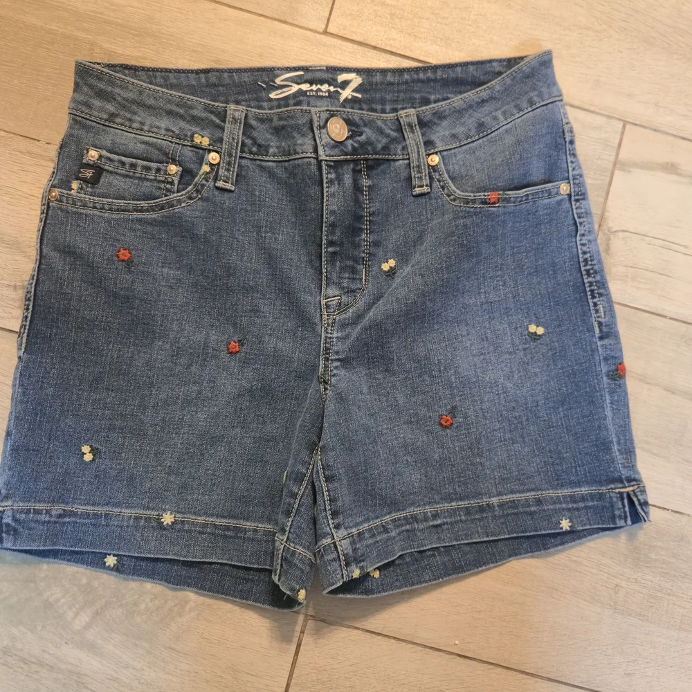 Seven7 Embroidered Denim Shorts Size 6